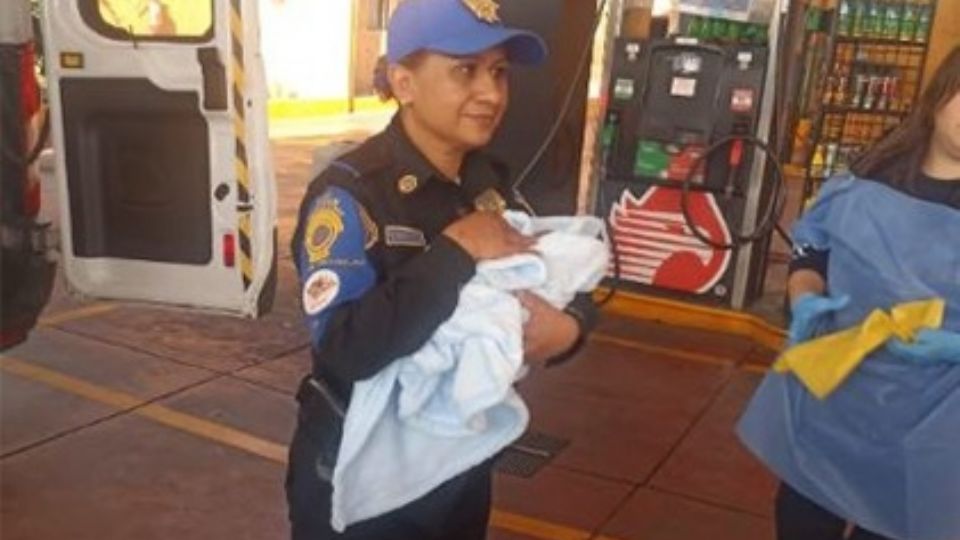 Policía auxilia a mujer que se encontraba en labores de parto