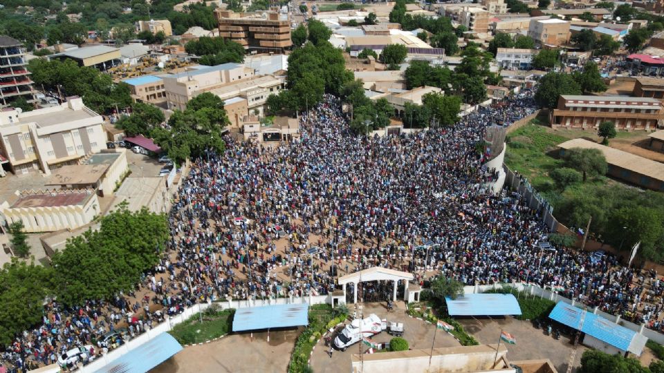 Manifestantes se reúnen en apoyo de los soldados golpistas en Niamey.
