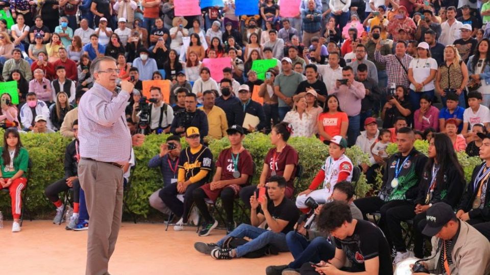 Marcelo Ebrard estuvo este miércoles en Ixtapaluca y se reunió con jóvenes deportistas y artistas plásticos. 