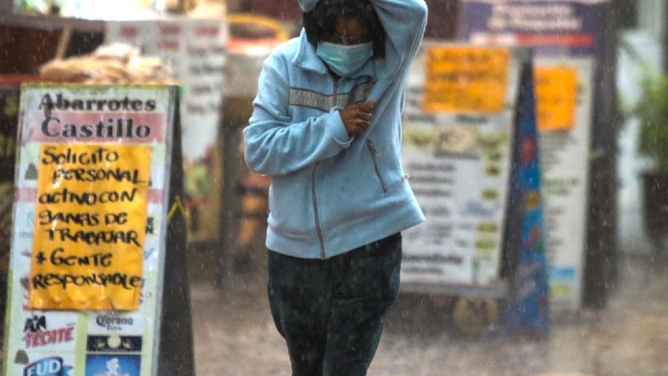 Una intensa lluvia azotó está tarde en la Ciudad de México.