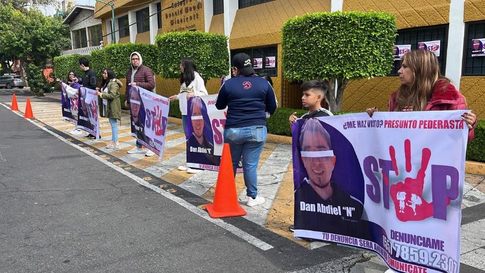 Familiares de estudiante realizaron una protesta afuera de las instalaciones del colegio Donald Woods Winnkot.