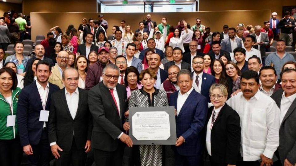 Delfina Gómez recibiendo la Constancia de Mayoría y Validez de la Elección 2023.