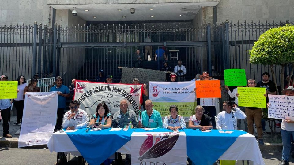 Miembros de la Alianza por la Libre Determinación y la Autonomía se manifestaron frente a Segob.