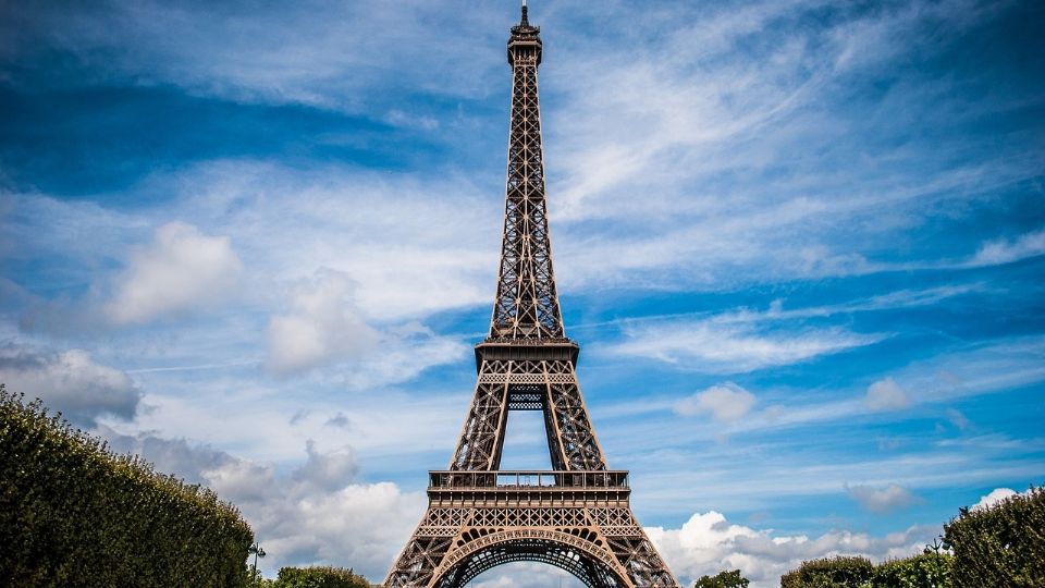 La Torre Eiffel es evacuada por una alerta de bomba, cuyo origen es desconocido.