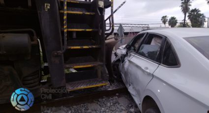 Tren impacta a vehículo que intentó ganarle el paso en Monterrey