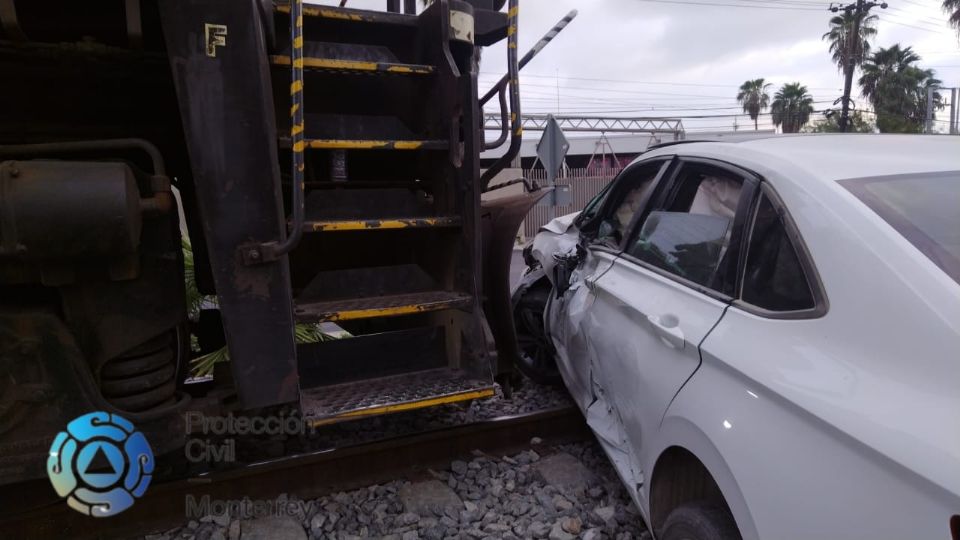 Tren impacta vehículo en Monterrey