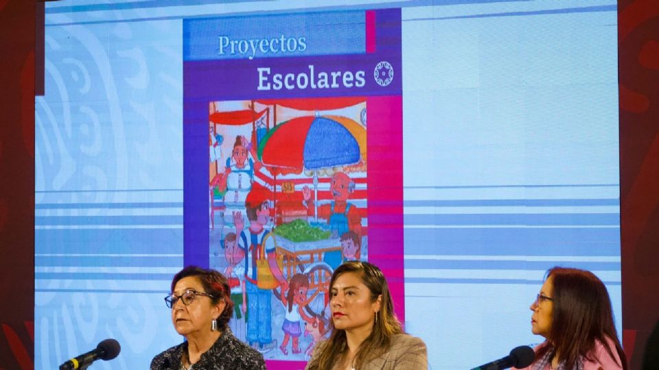 Graciela Sandoval, Anayeli Santiago Vázquez, Leticia Ramírez Amaya, durante la presentación del nuevo libro de primer grado de primaria.