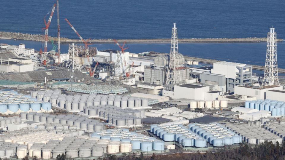 Una vista aérea muestra los tanques de almacenamiento de agua tratada de la central nuclear de Fukushima.