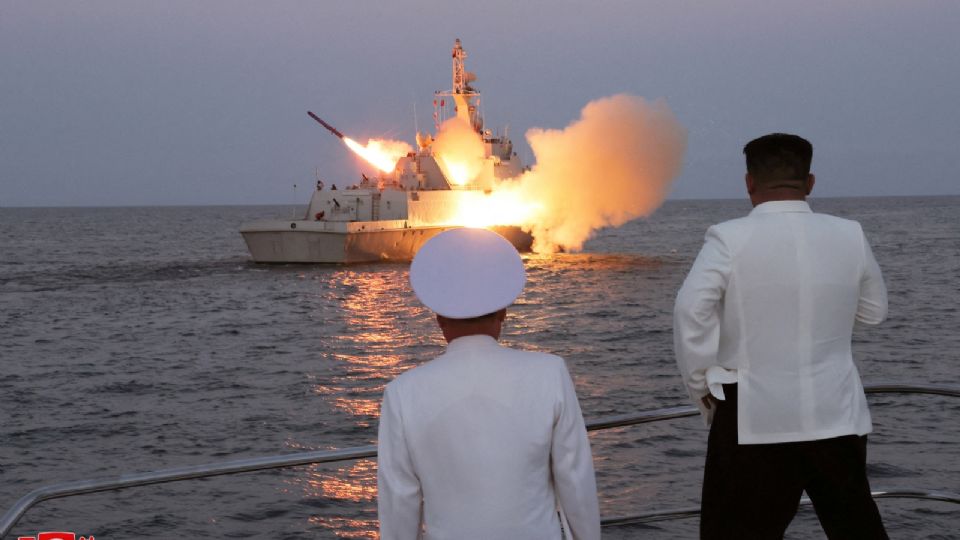 El líder norcoreano, Kim Jong-un, supervisa una prueba de misiles de crucero estratégicos.