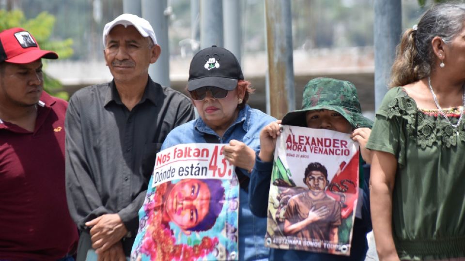 Colectivos de personas desaparecidas conmemoraron un mes mas de la desaparición de los 43.