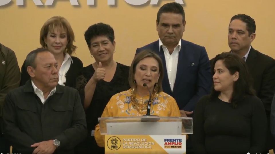 Jesús Zambrano, presidente del PRD, anuncia el respaldo del Sol Azteca a la senadora Xóchitl Gálvez para que sea la candidata presidencial del Frente Amplio.