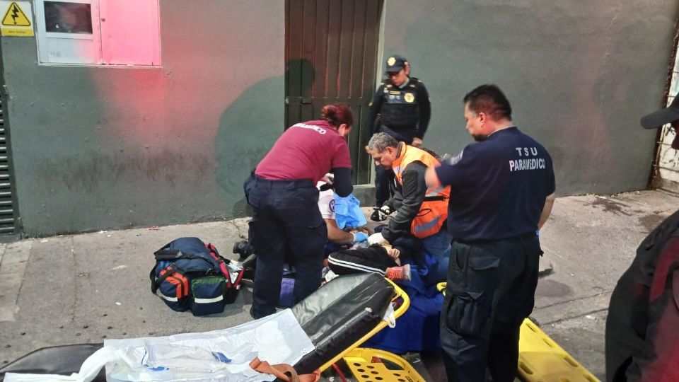 Trabajadores del Metro aauxilin a mujer en labor de parto en estación Guelatao.