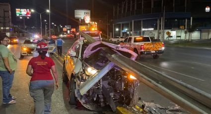 Vehículo atraviesa barrera de seguridad sobre Av. Revolución en Nuevo León