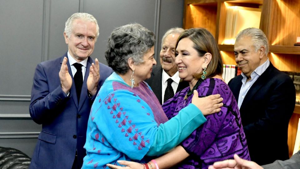 Beatriz Paredes y Xóchitl Gálvez se abrazan durante un reunión con líderes del Frente Amplio por México.