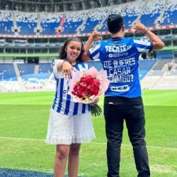 Hombre le pide matrimonio a su novia en estadio de Rayados