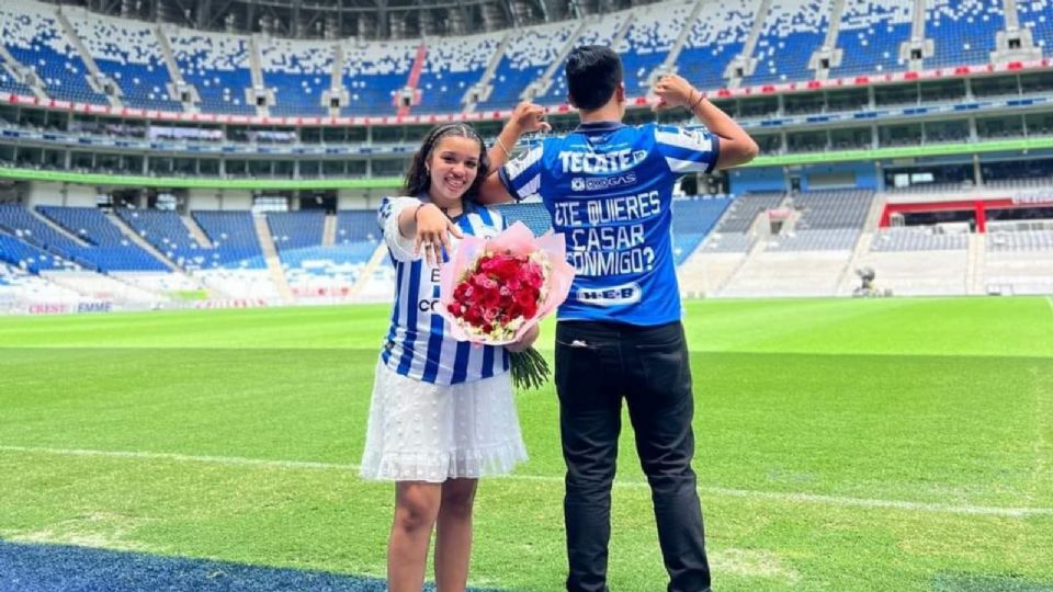 Eduardo y Mariana se comprometieron en el campo del Gigante de Acero.