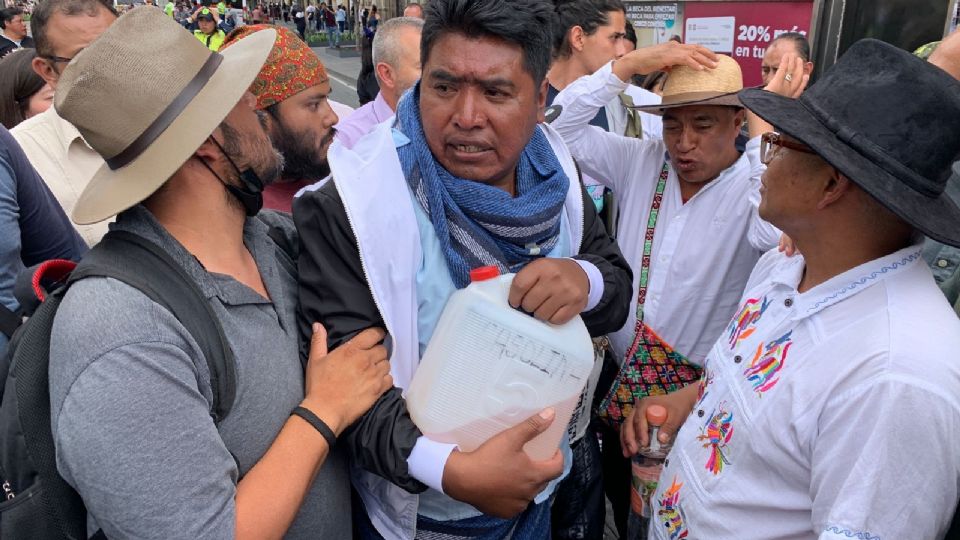 Los ánimos se elevaron y uno de los manifestantes amenazó con rociarse combustible