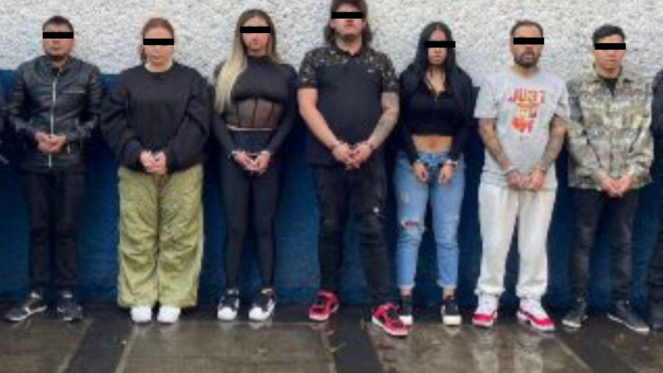 La mujer abusada fue detenida con un grupo, que presuntamente se encontraba en posesión de droga.