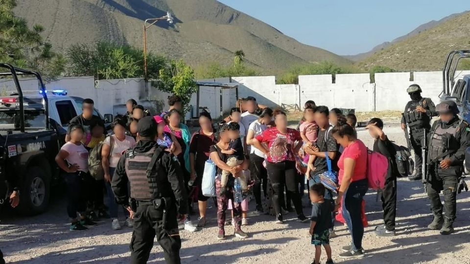 Migrantes rescatados en Linares