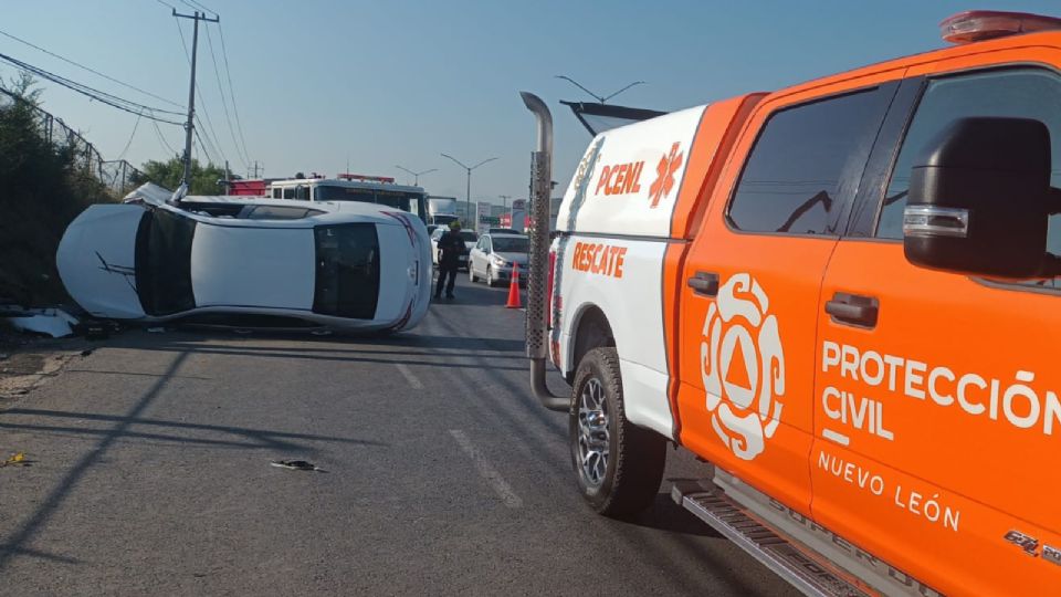 La volcadura produjo caos vial en la zona.