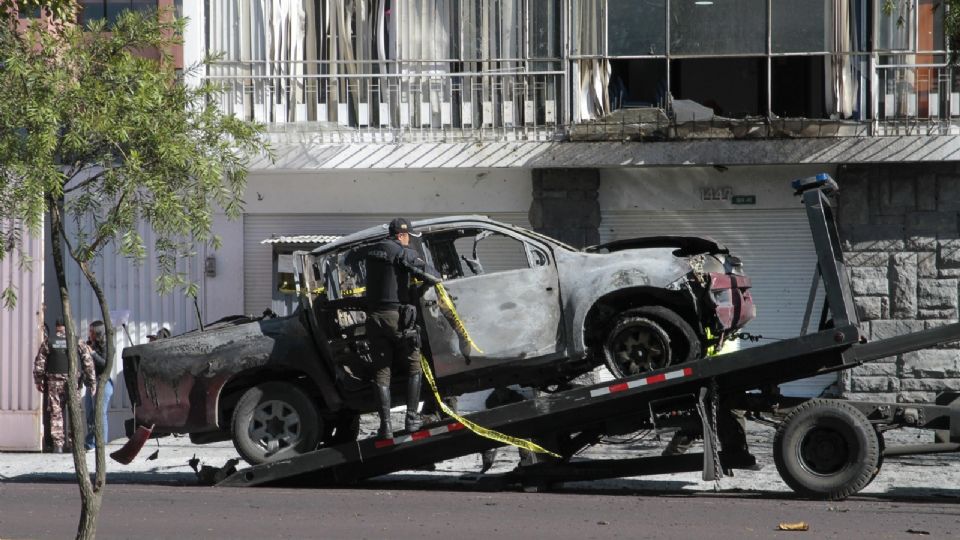 Uno de los coches que explotaron en Quito.