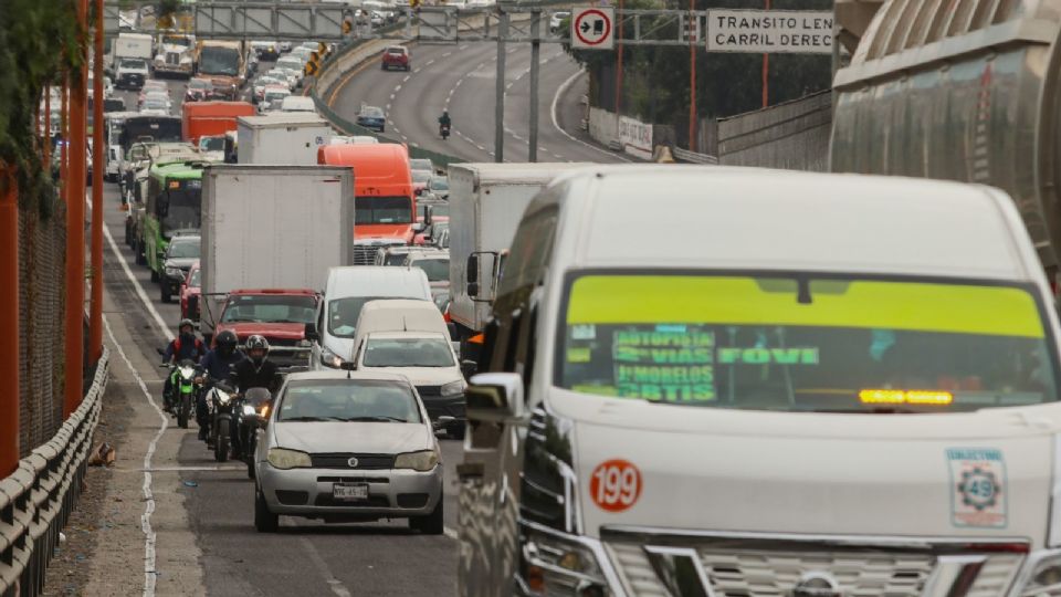 Transportistas liberan la autopista México-Pachuca que tenían bloqueada por más de 8 horas.