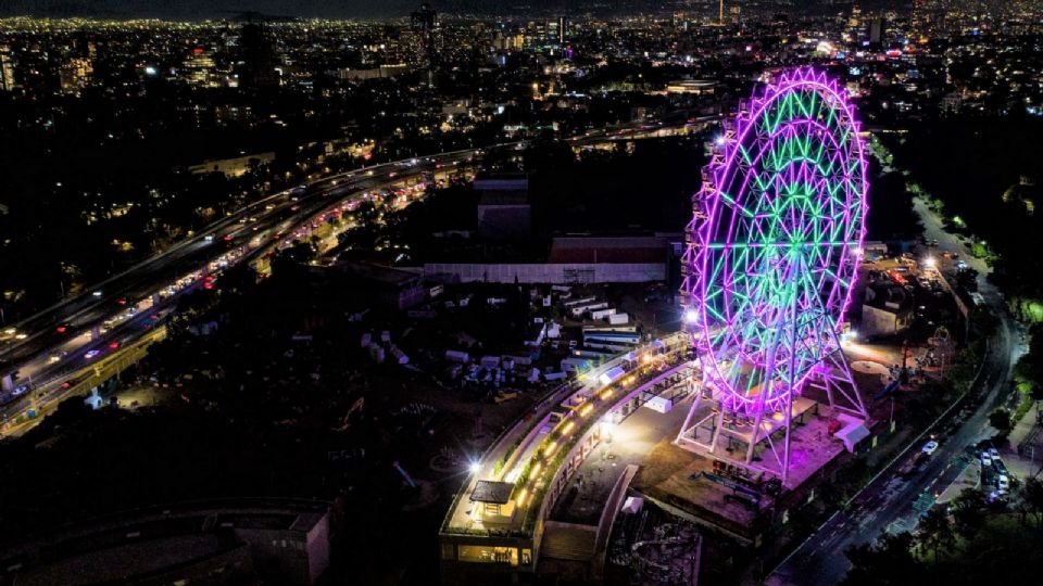 Toma aérea de la Rueda de la Fortuna Aztlán 360 encendida por el jefe de gobierno de la Ciudad de México, Martí Batres Guadarrama, y José Miguel Bejos, presidente de Mota-Engil México, en el Parque Urbano Aztlán.