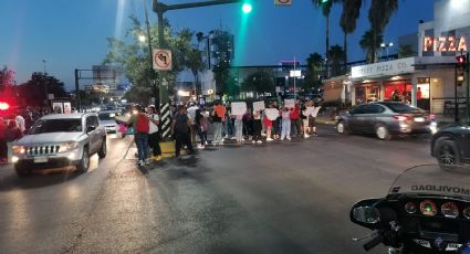 Alumnos de la Normal Superior bloquean la avenida Venustiano Carranza