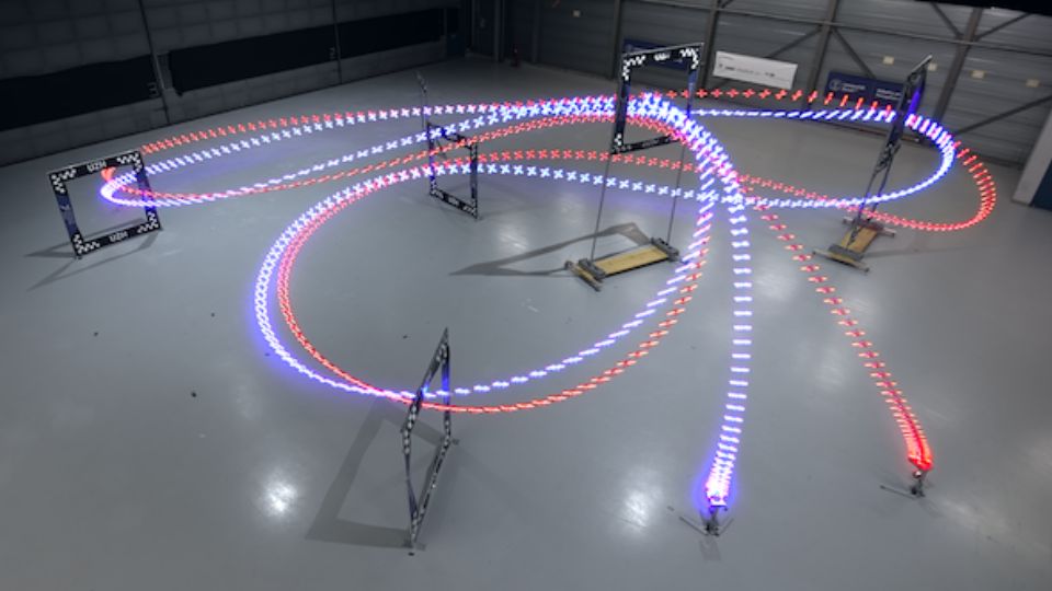 Los científicos trazaron un camino compuesto por siete puertas que debían atravesarse en orden. Los drones tuvieron que completar tres vueltas, la primera de las cuales se muestra aquí, para Swift (azul) y un competidor humano (rojo). 
