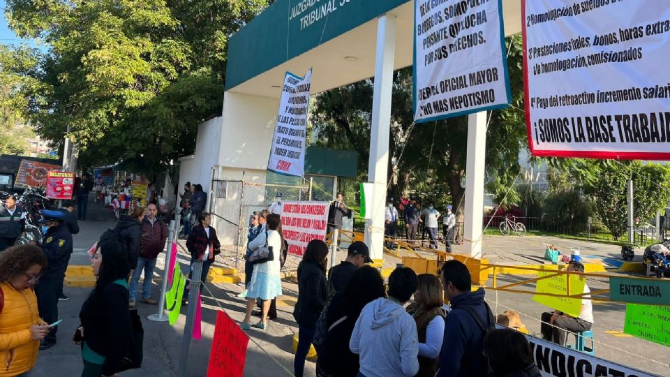 Trabajadores del TSJCDMX llevan tres días en protestas.