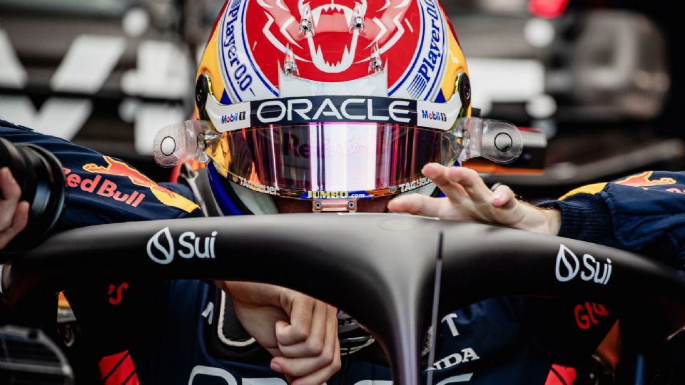 Max Verstappen de Red Bull Racing se sienta en su coche durante una sesión de práctica para la carrera del Gran Premio de Fórmula Uno de Singapur en el Marina Bay Street Circuit.