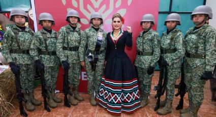 Evelyn Salgado dio el Grito de Independencia en la Casa del Pueblo con una escolta compuesta de mujeres