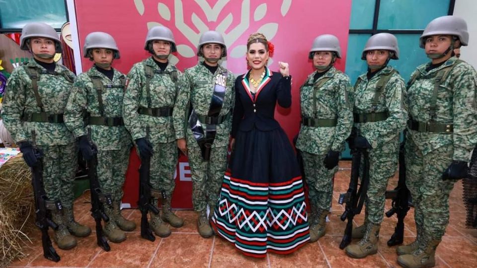 Evelyn Salgado dio el Grito de Independencia en la Casa del Pueblo con una escolta compuesta de mujeres.