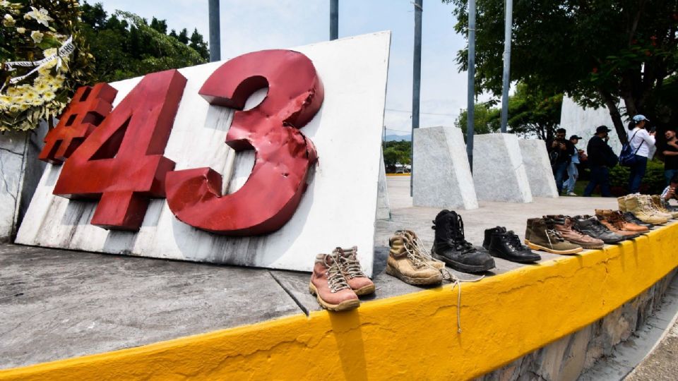 Padre de uno de los 43 estudiantes de Ayotzinapa es detenido por policías en Guerrero.