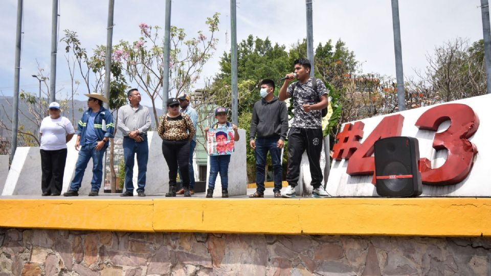 Policías de Tixtla se llevaron de manera injustificada y con rumbo desconocido, al padre de uno de los normalistas desaparecidos, alertan.