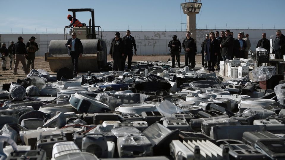 Una aplanadora destruye objetos asegurados al interior del penal El Cereso número 3  en Ciudad Juárez, Chihuahua.