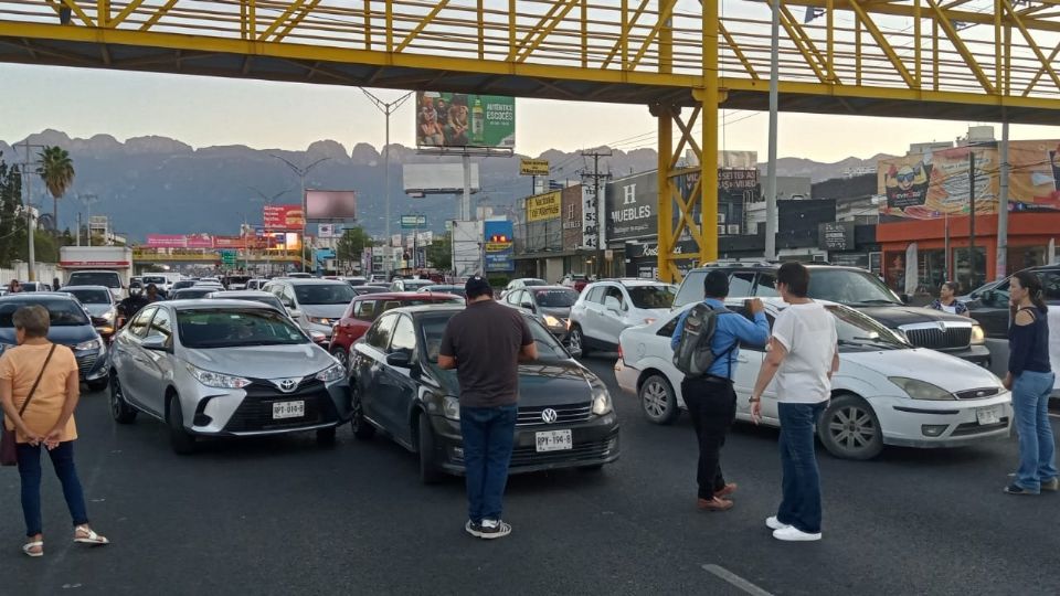 Vecinos bloquean avenida Gonzalitos en Monterrey