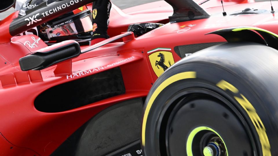 El piloto español Carlos Sainz, de la escudería Ferrari, participó en los segundos entrenamientos del viernes en Monza.