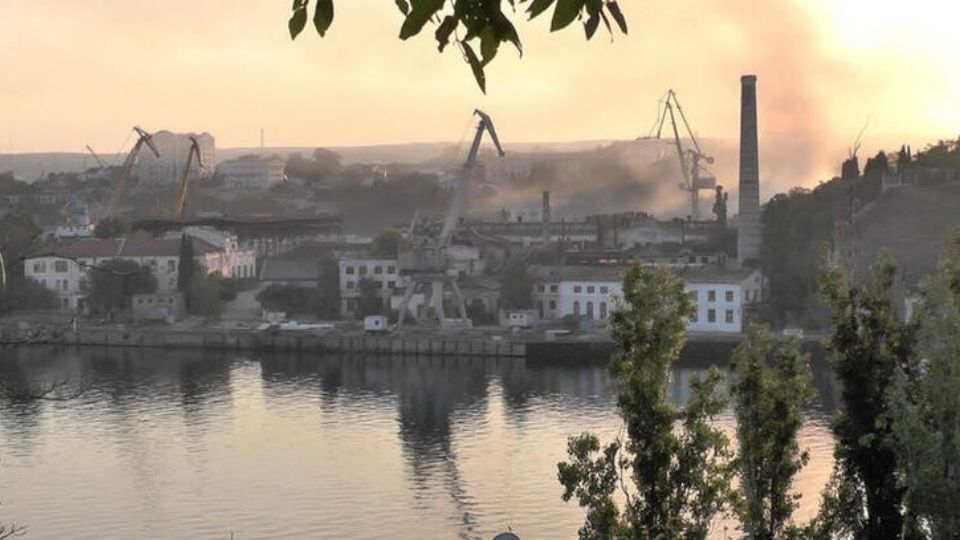 Fotograma de archivo de humo saliendo de una zona portuaria tras un presunto ataque con misiles ucraniano en Sebastopol, Crimea.