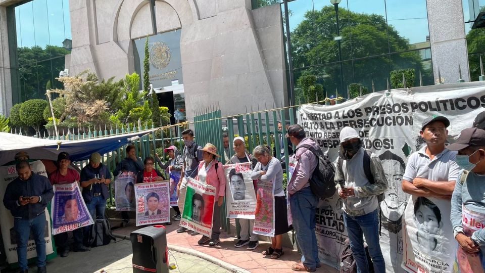 Madres y padres de estudiantes de Ayotzinapa desaparecidos, se manifiestan frente a la sede del Consejo de la Judicatura Federal.