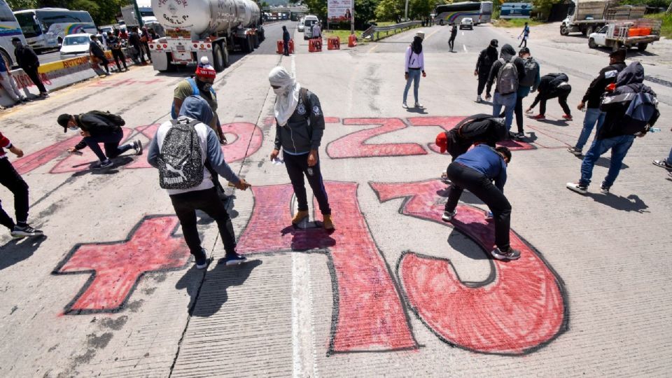 Llevaron a cabo diversas pintas, entre ellas: “fue el estado”, “ayotzi vive” y “nos faltan 43”.