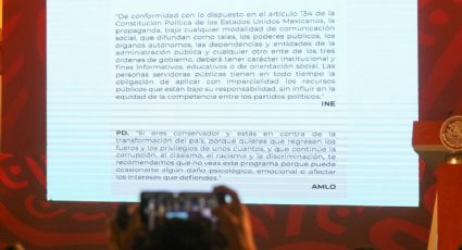 AMLO cumple con orden del INE y agrega cortinilla a la mañanera con posdata incluida