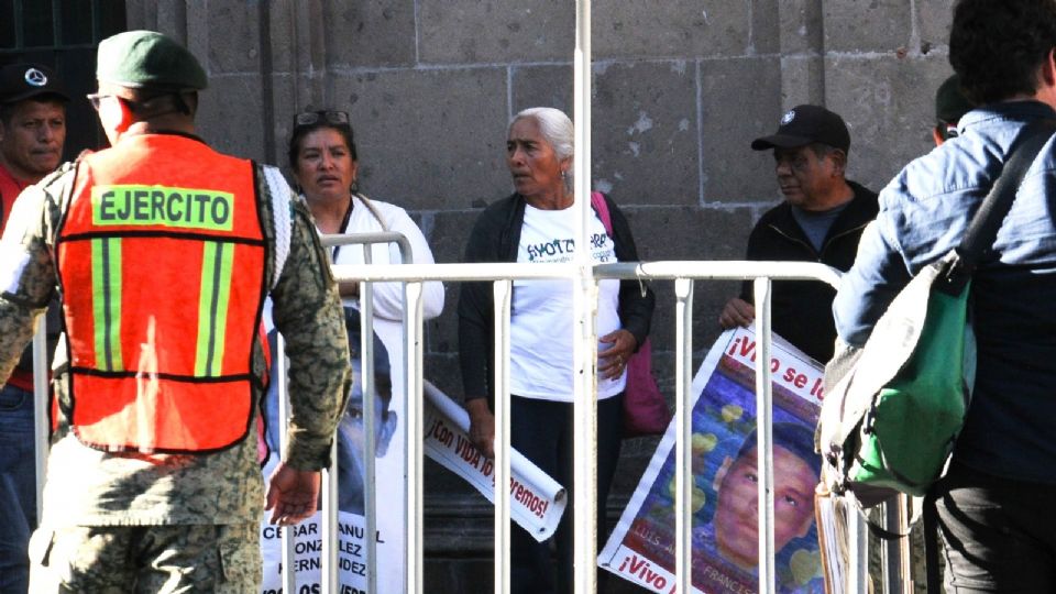 Padres y madres de los 43 desaparecidos de Ayotzinapa acudieron a Palacio Nacional.
