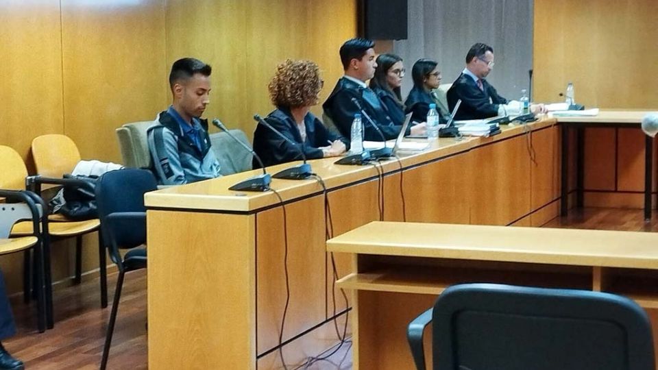 La Audiencia Provincial de Madrid ha comenzado este lunes el juicio con jurado al llamado 'asesino del Grindr', Julián Ovejero (i).