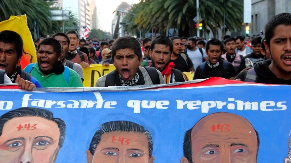 En el marco de los nueve años de la desaparición forzada de los 43 normalistas de la Escuela Rural 'Isidro Burgos' de Ayotzinapa, Guerrero; padres, madres y normalistas exigieron justicia.