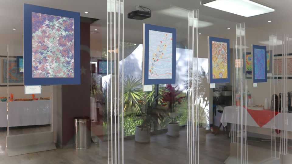 Obras de Ebru que se encuentran exhibidas en el Centro Cultural de Turquía.
