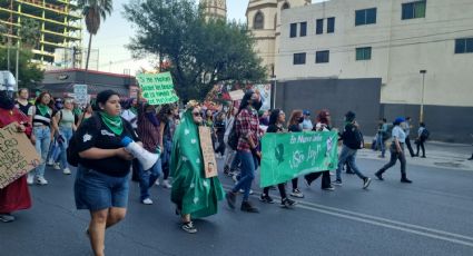 Marchan a favor del aborto en calles del Centro de Monterrey