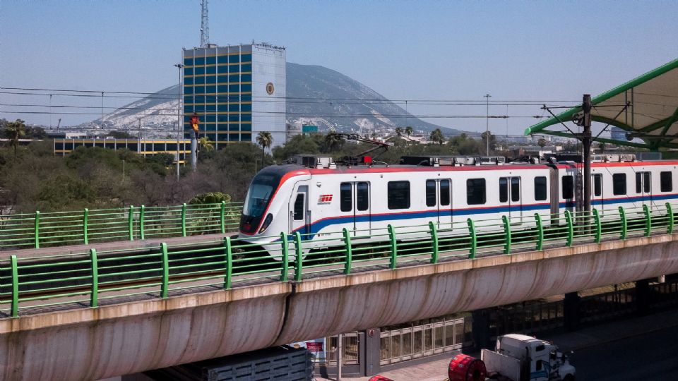 El Metrorrey cuenta con 41 estaciones, cada una ofreciendo diferentes servicios y comercios, facilitando así la experiencia del usuario.