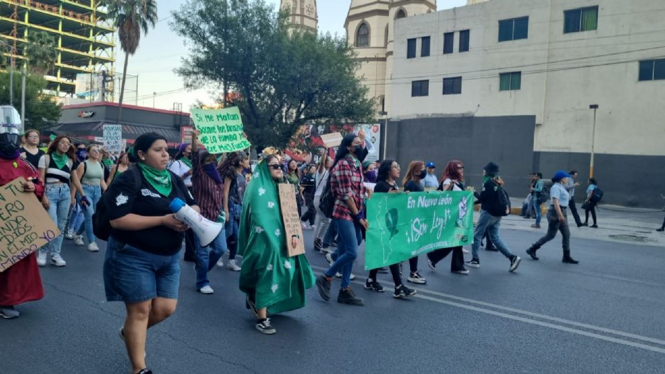 Marchan a favor del aborto en calles del centro de Monterrey