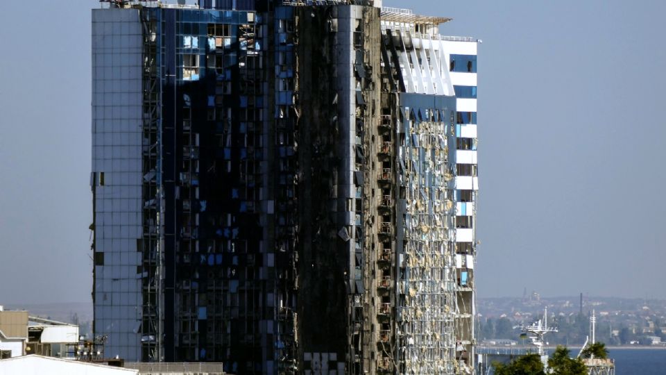 Vista de un hotel dañado en la estación marítima en la ciudad de Odesa, Ucrania, al sur de Ucrania, 25 de septiembre de 2023.